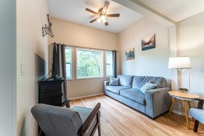 Smart TV - Tribesman Resort #2 - Renovated Cabin, Minutes to Silver Dollar, Great Location! (Branson)