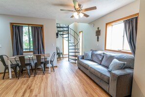 Smart TV - Tribesman Resort #21 - Renovated Cabin, Minutes to Silver Dollar, Great Location (Branson)