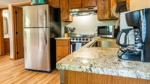 Private kitchen - Tribesman Resort #22 - Renovated Cabin, Minutes to Silver Dollar, Great Location (Branson)