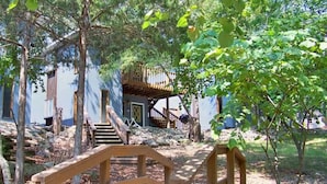 A wooden bridge in a wooded area with a building in the background. - Tribesman Resort #23 - Renovated Cabin, Minutes to Silver Dollar, Great Location (Branson)