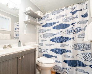 Dusj, hårføner, håndklær og toalettpapir