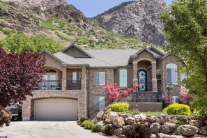 Exterior - Majestic Home W/Incredible Views + Hot Tub (Ogden)