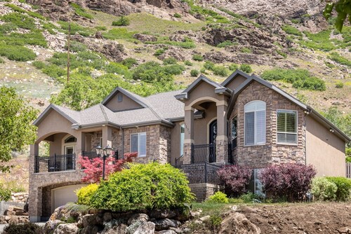 Majestic Home W/Incredible Views + Hot Tub