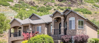 Majestic Home W/Incredible Views + Hot Tub