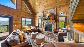 Smart TV, fireplace, video games - Scenic Mountain View Cabin w/GameRoom-Pool-Hot Tub (Sevierville)
