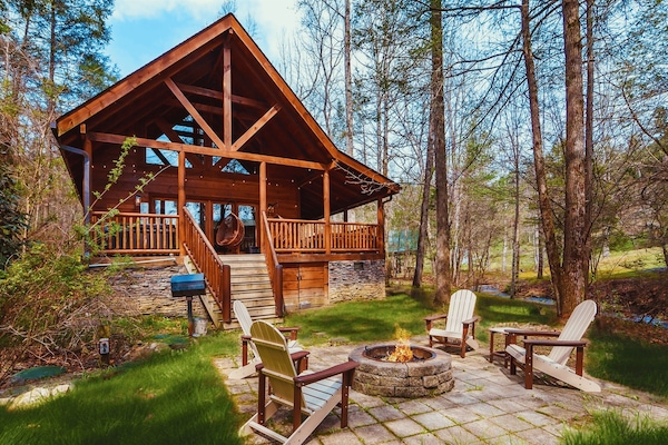 Beautiful, private creekside cabin the Smoky Mountains!