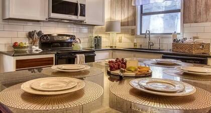 *Romantic 3BD w/ HOT TUB! Nestled in the WOODS!*