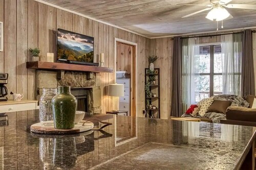 *Romantic 3BD w/ HOT TUB! Nestled in the WOODS!*