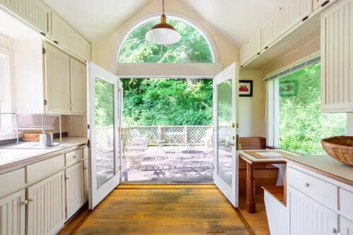 Charming and relaxing 4b farmhouse group getaway