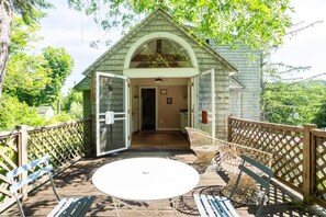 Outdoor dining - Charming and Relaxing 4br Farmhouse for Group Getaway (Sharon)