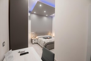 Superior Room | In-room safe, desk, blackout drapes, free WiFi - L'isola del postino rooms (Procida)