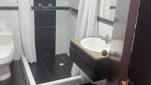 Business Double Room | Bathroom - Hotel The MIRROR  (Bogotá)