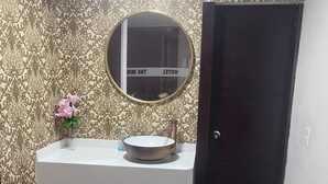 Business Double Room | Living area | Flat-screen TV - Hotel The MIRROR  (Bogotá)