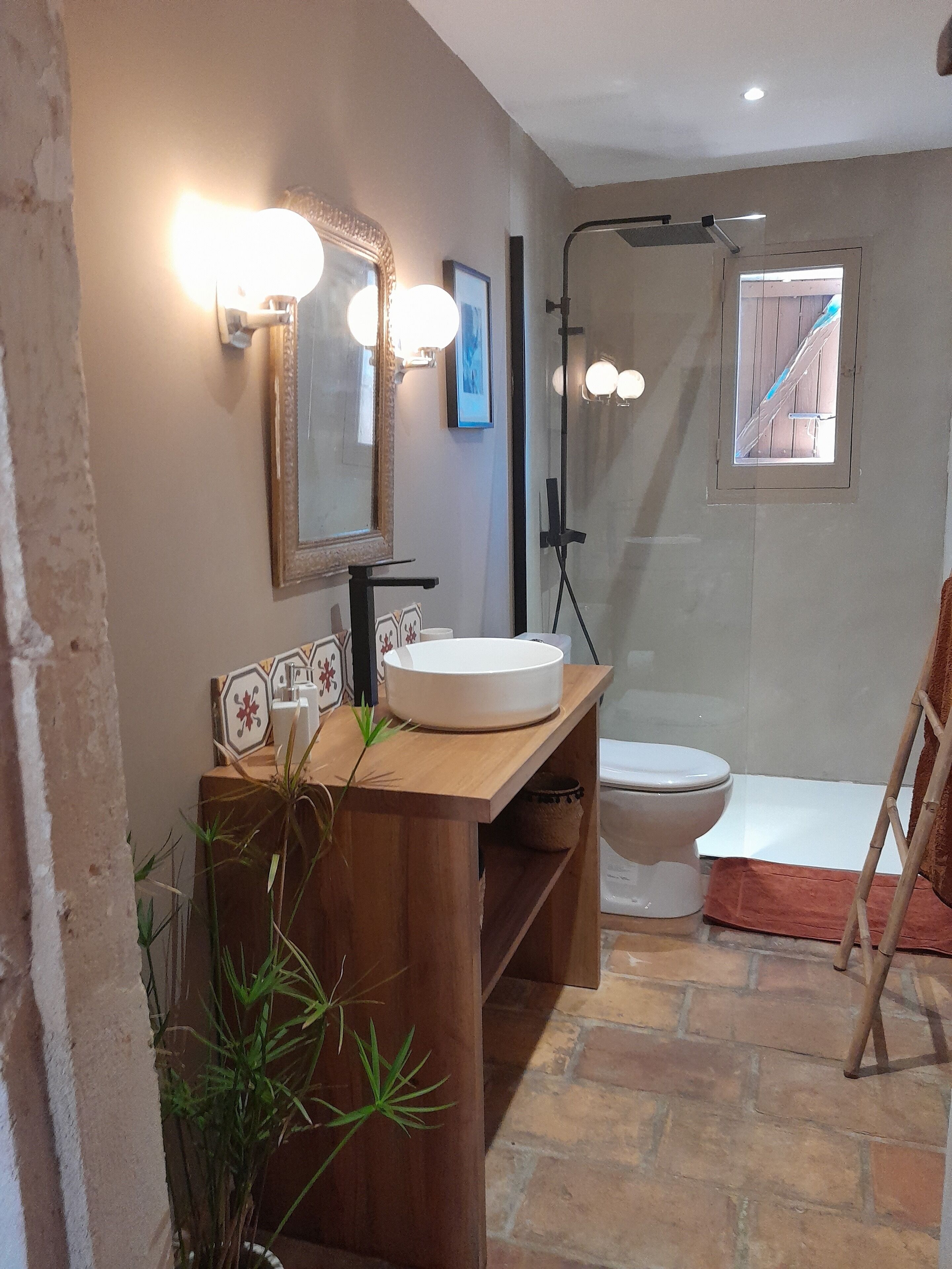 Sèche-cheveux, serviettes fournies, savon, papier toilette