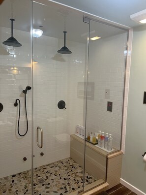 Ducha, secador de pelo, toallas y jabón