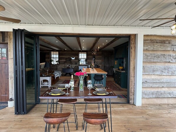 屋外ダイニングエリア