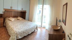 A bedroom with a bed, wooden wardrobe, and a bedside table with a bowl. - Casa Greta 5 minutes walk from the beautiful beaches and cycle path.
Balcony (Arma di Taggia)