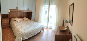 1 habitación, tabla de planchar con plancha, cuna de viaje y wifi 