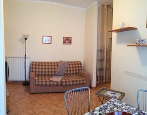 TV - Casa Greta 5 minutes walk from the beautiful beaches and cycle path.
Balcony (Arma di Taggia)