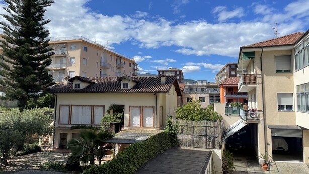 A residential area with multi-story buildings, a wooden deck, and a clear sky. - Casa Greta 5 minutes walk from the beautiful beaches and cycle path.
Balcony (Arma di Taggia)