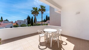 Outdoor dining - Sweet 1 BDR Apartment W/ Balcony by LovelyStay (Alporchinhos)