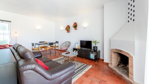 TV - Sweet 1 BDR Apartment W/ Balcony by LovelyStay (Alporchinhos)