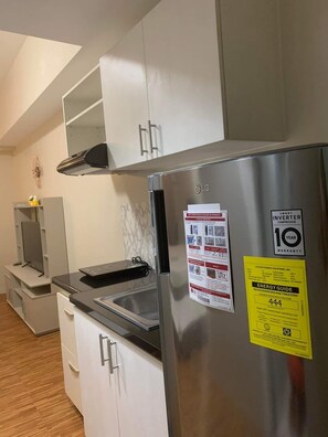 Deluxe Studio Suite | Private kitchen | Full-size fridge, stovetop, rice cooker, cookware/dishes/utensils - Cebu Rooms- Sunvida Tower (Cebu City)