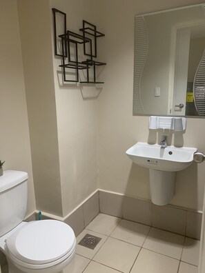 Deluxe Studio Suite | Bathroom - Cebu Rooms- Sunvida Tower (Cebu City)
