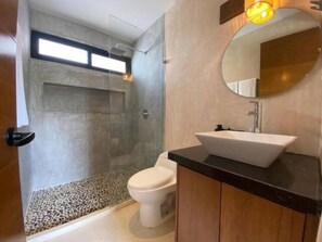 Een douche, handdoeken, zeep, shampoo