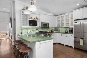 Een koelkast, een microgolfoven, een oven, een kookplaat