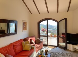 Una Smart TV, una chimenea, libros, un reproductor estéreo