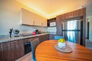 Lägenhet Deluxe | Eget kök | Stort kylskåp, mikrovågsugn, brödrost och mixer
