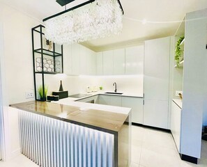 Kylskåp, mikrovågsugn, ugn och spishäll