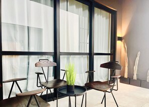 Outdoor dining - Hyde Park Cr Sandton Luxury Top Floor 2 BR End Unit W/ Balcony No Load Shedding (Sandton)
