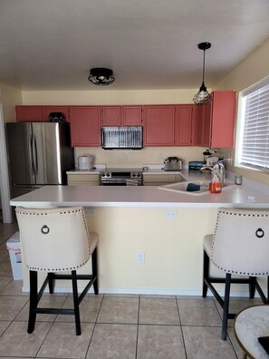 Private kitchen - Charming 3-bedroom house in Tucson with WiFi and AC (Tucson)