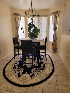 Dining - Charming 3-bedroom house in Tucson with WiFi and AC (Tucson)