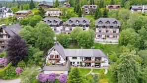 A residential area with multiple houses, some with balconies, surrounded by lush greenery and trees. - Titisee Haus an der Sonne by Kuckucksnester (Hinterzarten)