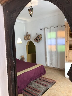 7 chambres, fer et planche à repasser, lit de bébé portatif