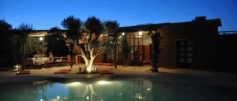 Piscina all'aperto, una piscina riscaldata