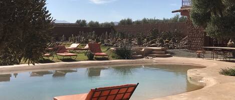 Una piscina al aire libre, una piscina climatizada