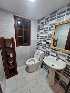 Secador de pelo, toallas y jabón