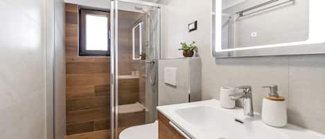 SANJA A1 - Two Bedroom Apartment | Bathroom | Towels