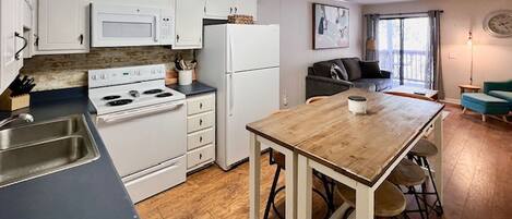 Réfrigérateur, micro-ondes, four, plaque de cuisson