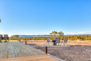 Outdoor dining - Peaceful quite cabin to kick back, relax and recharge! (Robert Lee)