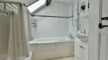 SĂšche-cheveux, serviettes fournies, savon, shampoing