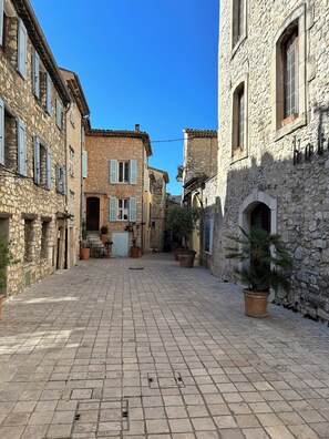 Property grounds - Luxery Stone house with 180˚ Sea views, heated infinity pool, air-con, renovated (Tourrettes-sur-Loup)