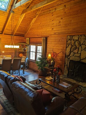 Living area - Romantic Lakefront Log Home in Lake Oconee (Eatonton)