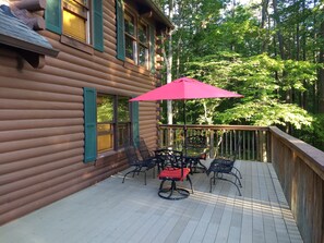 Outdoor dining - Romantic Lakefront Log Home in Lake Oconee (Eatonton)