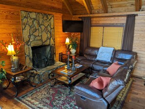 Living area - Romantic Lakefront Log Home in Lake Oconee (Eatonton)