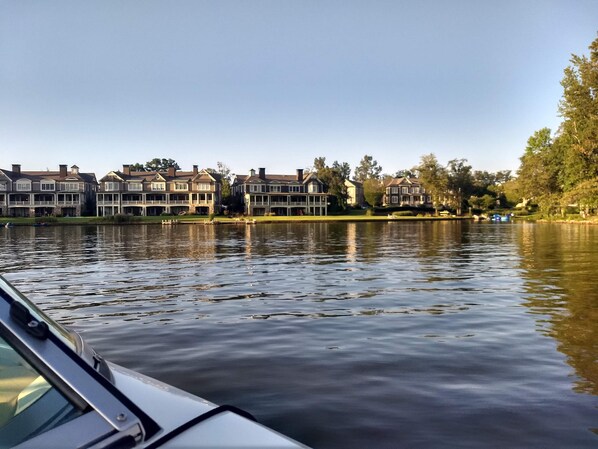 Exterior - Romantic Lakefront Log Home in Lake Oconee (Eatonton)